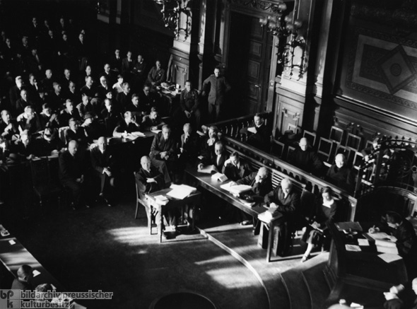 Prozess wegen Devisenvergehen gegen den Bischof von Meißen, Peter Legge, vor der 4. Strafkammer (1935)